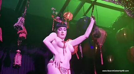 Người phụ nữ tóc vàng sec nhât bản cho thấy bộ ngực và fuck.
