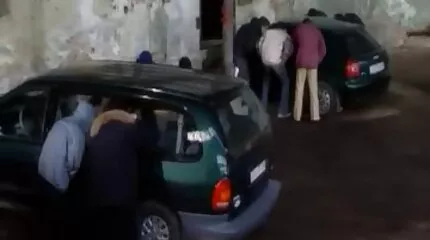 Tóc vàng phim sec nhat ban ko che đi tiểu trên sàn trong khi giật ra khỏi âm hộ của cô ấy với dương vật giả.