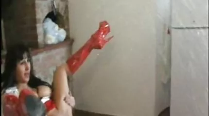 Cô gái tóc vàng với những đường cong mọng nước thổi video sec nhat kèn cho một người đàn ông đội mũ lưỡi trai và chịch.