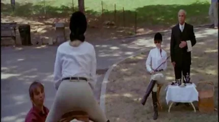 Một nô lệ trong nước đội mũ da fim sec nhat ban bò trên sàn nhà và dọn dẹp.