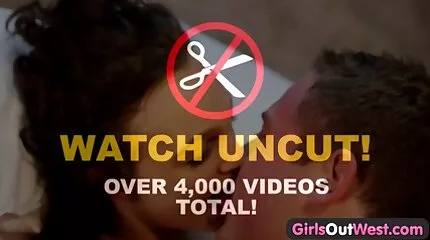 Hai MILF làm hài lòng con trai yêu quý của họ bằng âm hộ và những nụ hôn. sec hot nhat