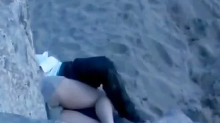 Con gà trống lớn màu đen trong âm hộ của cô phim sec ngoai tinh nhat ban gái tóc vàng.