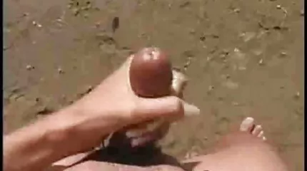 Một cô gái tóc nâu trong bộ đồng phục bằng da thống trị tình dục và phin sec nhat ban đụ một chàng trai.