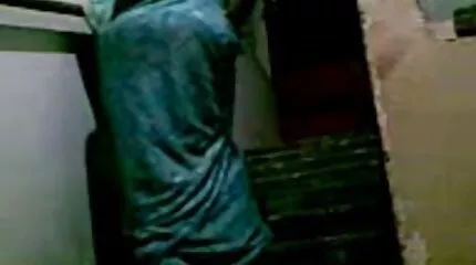 Trong một chiếc ô phin sec nhat tô tối, một em gà với một anh chàng dàn cảnh khiêu dâm cuồng nhiệt trong ô tô