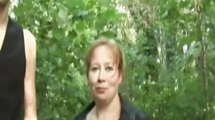 Cô gái khỏa thân dạng chân ra và cho ngón tay vào sec nhat khong che đó để thủ dâm.