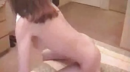 Busty người phụ nữ fim sec nhat ban khỏa thân lột trần truồng trong phòng.
