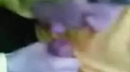 hạt dẻ trưởng thành với bộ phim sec moi cap nhat ngực và hình xăm cho một anh chàng vào mông.