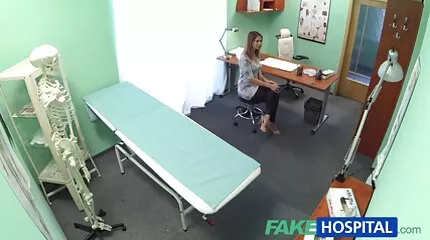 Một cô gái tóc nâu pim sec nhat mặc váy ngắn hút tinh ranh của một anh chàng và mặc quần tất đen.